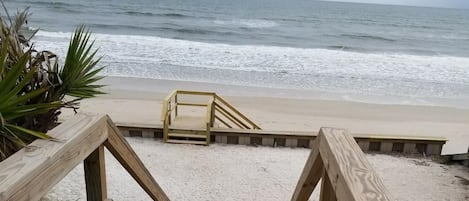 靠近海滩