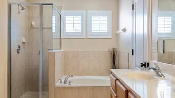 Combined shower/bathtub, towels
