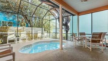 Een verwarmd zwembad