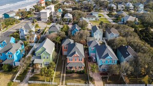 Una zona residencial con casas, una playa y una carretera.