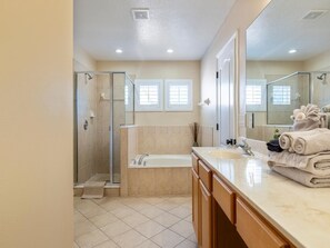 Combined shower/bathtub, towels