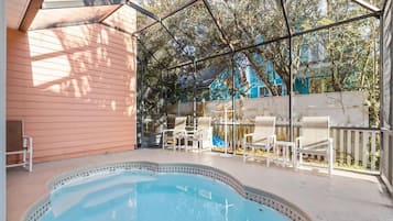 Een verwarmd zwembad