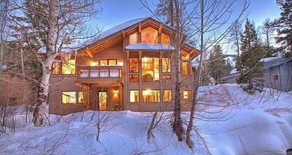 Creek Side- 4 Primary Suites, Hot Tub, Shuttle to Slopes, Pet Friendly