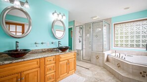 シャワー付き浴槽、ヘアドライヤー、タオル