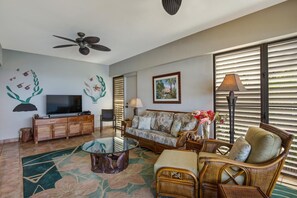 TV, books - 🏖️Oceanfront Kona Condo | Lanai + Saltwater Pool (Kailua Kona)