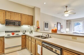 Fridge, microwave, oven, stovetop - Alpine Condo on the River (Alpine Meadows)