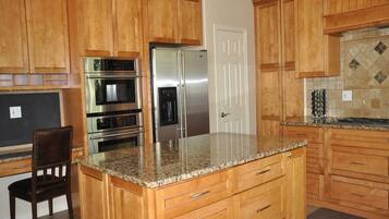 Refrigerador, horno, lavavajillas, cafetera/tetera