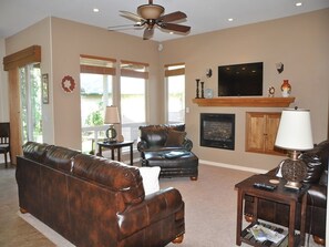 Televisie en een open haard