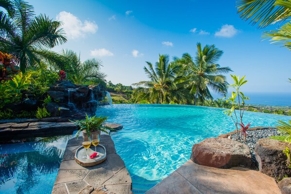 Pool - 🏖️Luxury Island Oasis | Spectacular Ocean Views & Pool (Kailua Kona)