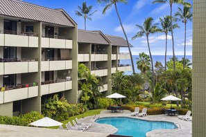 Pool - 🏖️Condo with Central AC | Ocean View | Concierge | Near Magic Sands Beach (Kailua Kona)