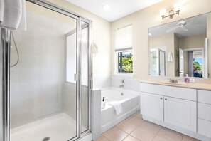 Combined shower/bathtub, hair dryer, towels