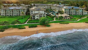 Ein Strandhotel mit mehreren Gebäuden, einem Poolbereich und direktem Zugang zum Strand.