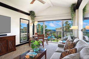 Smart TV, offices - Waipouli Beach Resort D402 - Modern Top Floor Ocean View Suite in Kapaa with AC! (Kapaa)