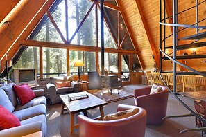 TV, DVD player, books - Alpine Meadows Cabin in the Woods (Alpine Meadows)