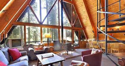 RARE TROUVER! Confortable chalet d'été en A-Frame au cœur des prairies alpines. 2 miles à Alpine Meadows Resort. BONUS - Activités quotidiennes gratuites!