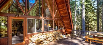 RARE TROUVER! Confortable chalet d'Ă©tĂ© en A-Frame au cĆur des prairies alpines. 2 miles Ă Alpine Meadows Resort. BONUS - ActivitĂ©s quotidiennes gratuites!