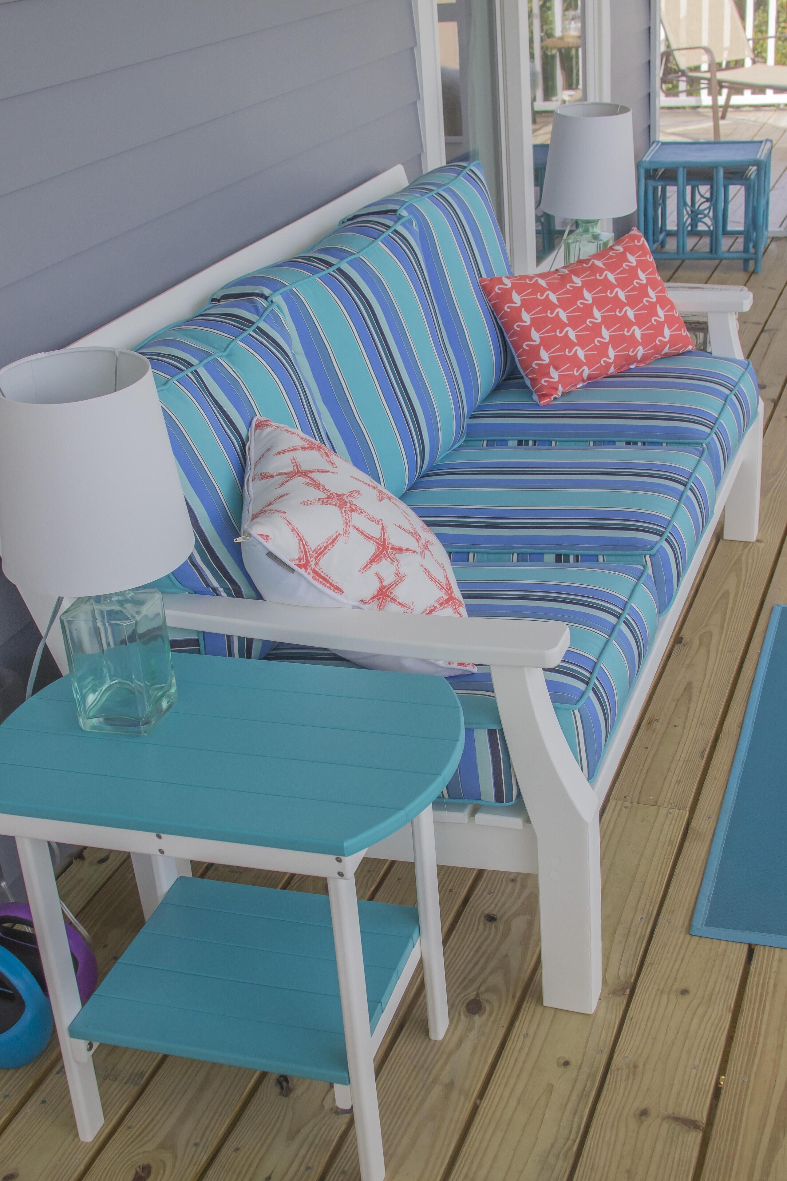 Télévision, cheminée, lecteur de DVD, chaîne hi-fi