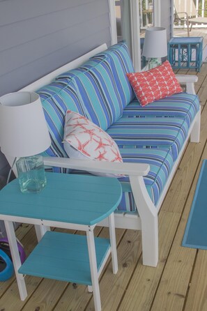 Televisio, takka, DVD-soitin, stereot