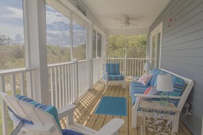 Televisio, takka, DVD-soitin, stereot