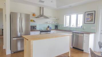 Jääkaappi, mikroaaltouuni, uuni, liesi