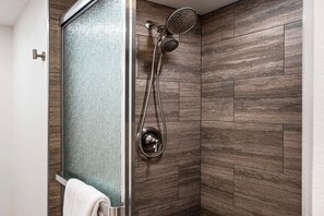 Een douche, een haardroger, handdoeken
