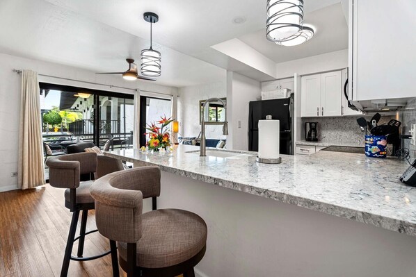 Frigorifero, microonde, piano cottura, lavastoviglie