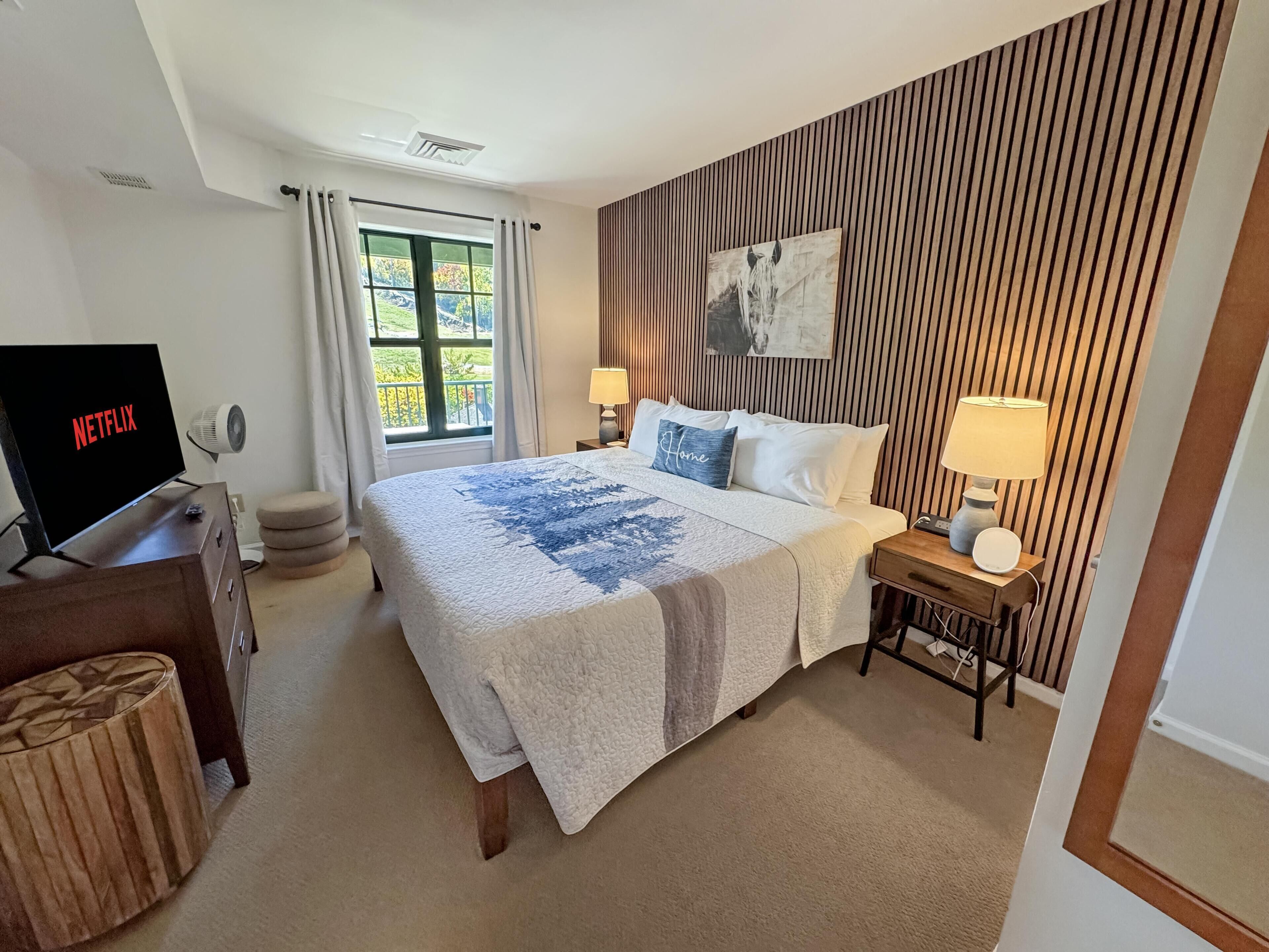 1 habitación, escritorio, tabla de planchar con plancha y cuna de viaje 