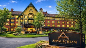 Un hotel grande de varios pisos con una entrada destacada y un letrero que dice 'The Appalachian at Mountain Creek'.