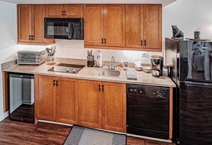 Fridge, microwave, stovetop, dishwasher