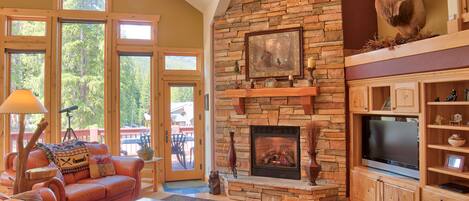 Televisión, chimenea, consola de videojuegos y monitor de computadora