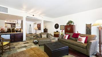 Télévision à écran plat, lecteur de DVD, livres