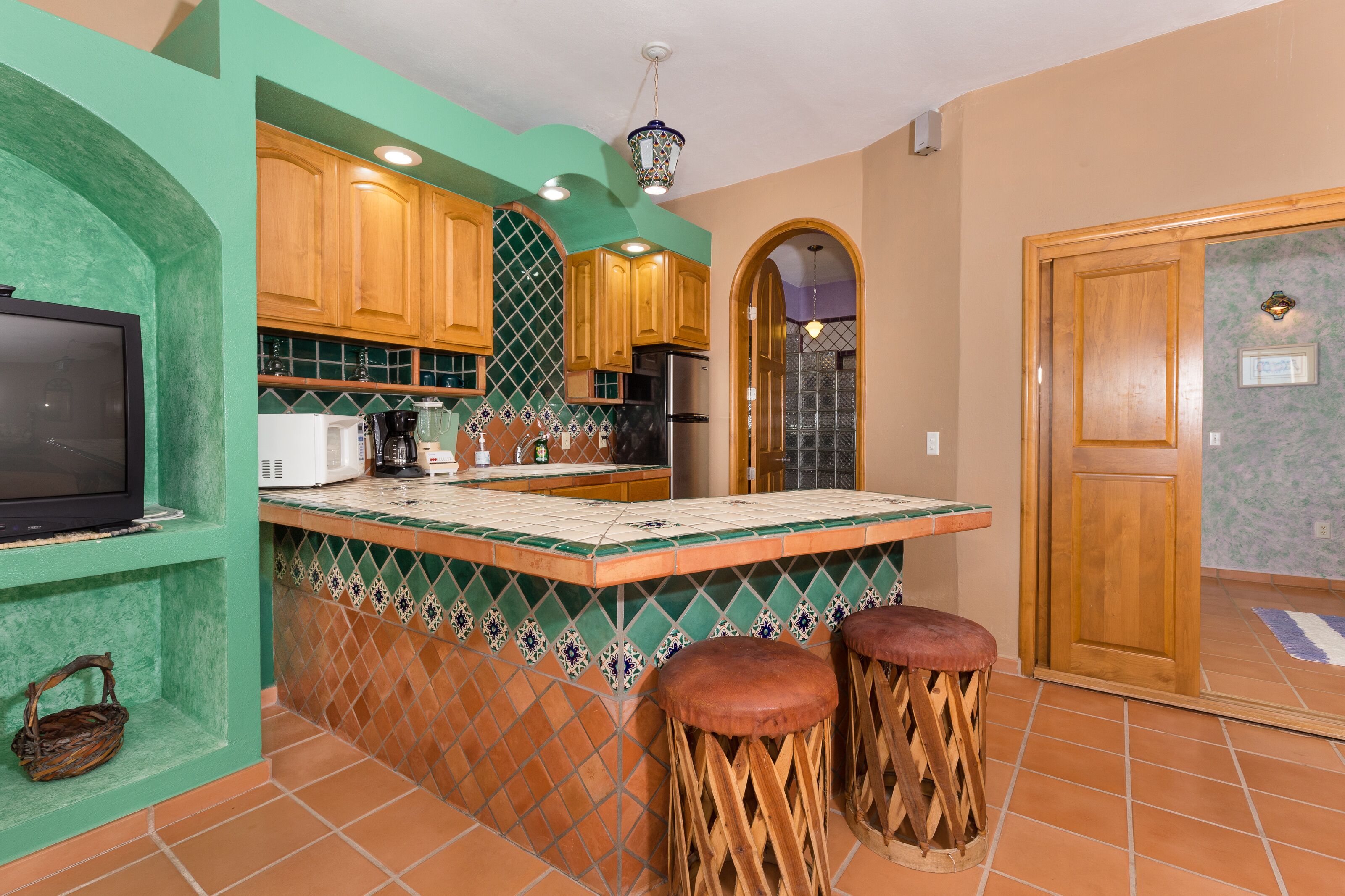 Fridge, microwave, dishwasher, coffee/tea maker