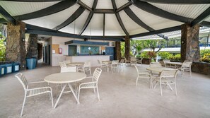 Outdoor dining - 🏖️Newly Remodeled | Ocean View | AC | Ground Floor (Kailua Kona)