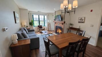 Smart TV, caminetto, tavolo da calcetto