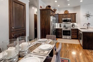 Fridge, microwave, stovetop, dishwasher