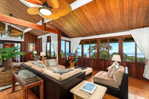 TV, books - 🏖️Secluded & Peaceful! | Ocean View | Near Hawaii Coast (Holualoa)