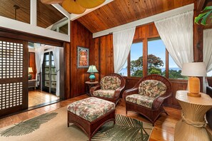 TV, books - 🏖️Secluded & Peaceful! | Ocean View | Near Hawaii Coast (Holualoa)