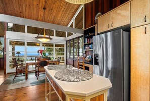 Fridge, microwave, oven, stovetop - 🏖️Holualoa Estate w/ Ocean Views + 1.5 Acres (Holualoa)