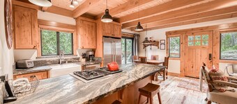Allenby by Tahoe Getaways - Pet-Friendly Cabin By the Lake
