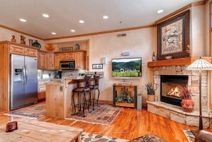 Kjøleskap, mikrobølgeovn, kokeplater og oppvaskmaskin