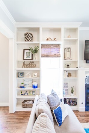 Smart TV, fireplace, DVD player, books