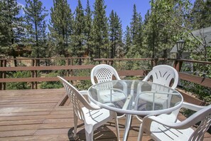Outdoor dining - Cardinal Ridge - Fireplace, Large Deck, Barbecue (Big Bear City)