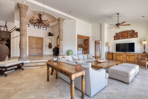 Fernseher, DVD-Player, Stereoanlage