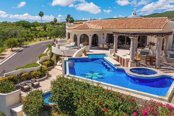 حمّام سباحة مُدفَّأ