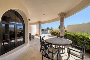 تناول الطعام بالخارج