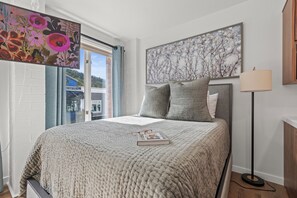 Iron/ironing board, internet, bed sheets