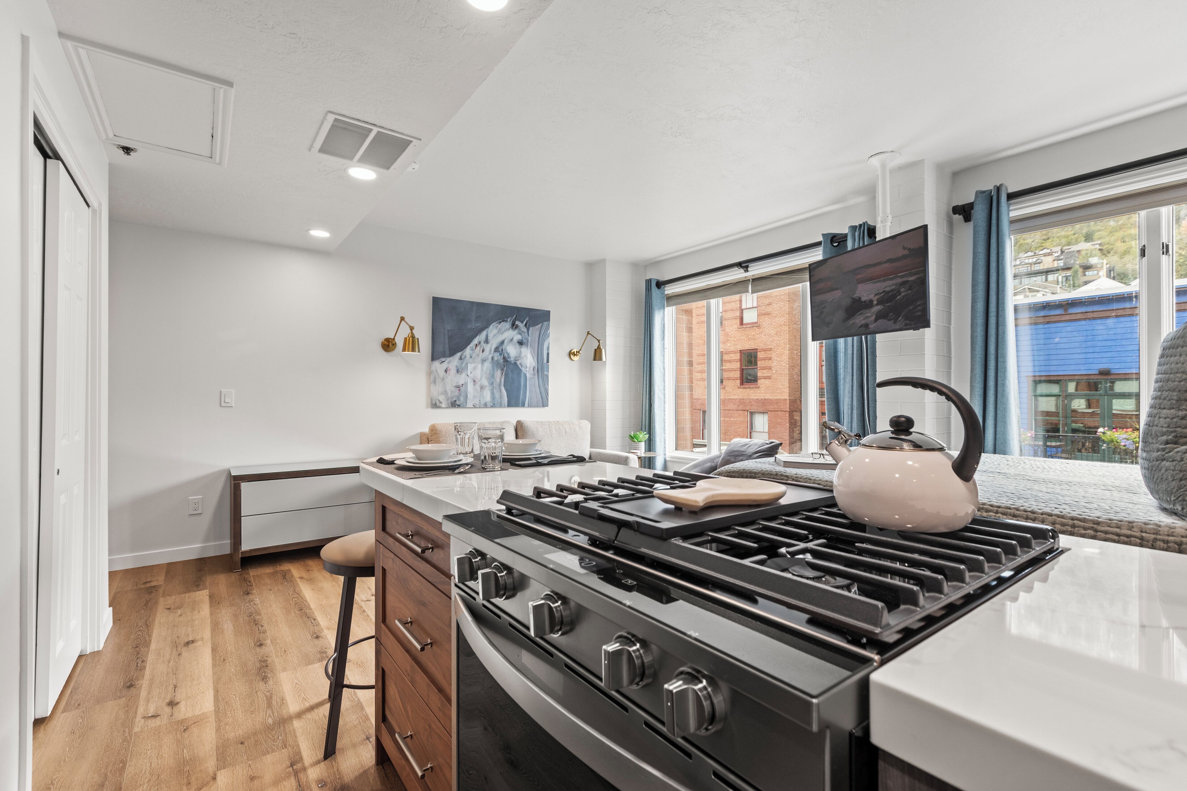 Réfrigérateur, micro-ondes, four, plaque de cuisson