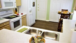 Fridge, microwave, oven, stovetop - 5 Star Location, Spacious Executive Pool Home, Pet Friendly. Disney 4 miles (Kissimee)