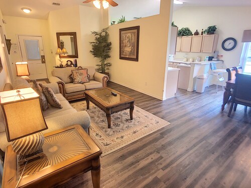 5 Star Location, Spacious Executive Pool Home, Pet Friendly. Disney 4 miles