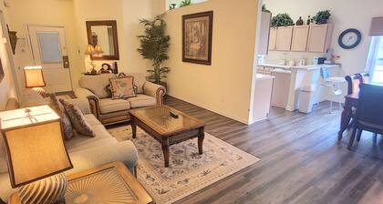 5 Star Location, Spacious Executive Pool Home, Pet Friendly. Disney 4 miles